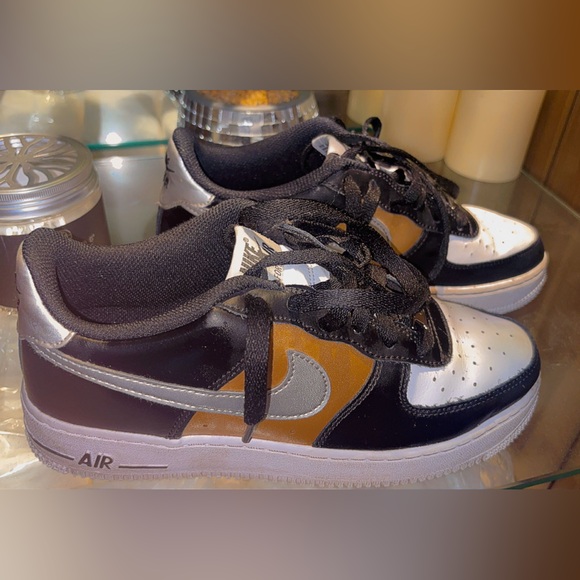 Nike Kids Sneakers in Black, White, and Gold - Picture 2 of 5